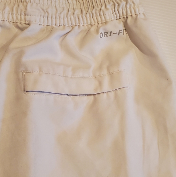 SOLD Nike Women's White Dry Fit Athletic Medium Short Eleastic Band - Picture 4 of 7